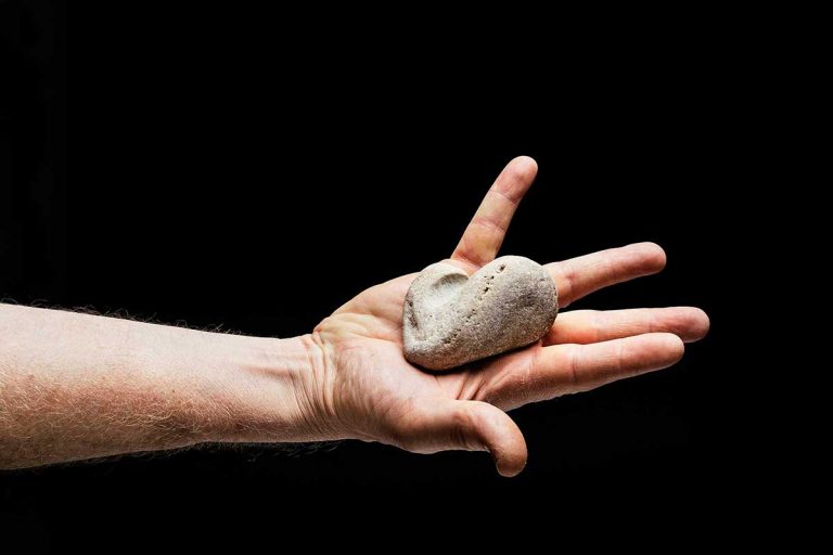 Hand hält einen Stein